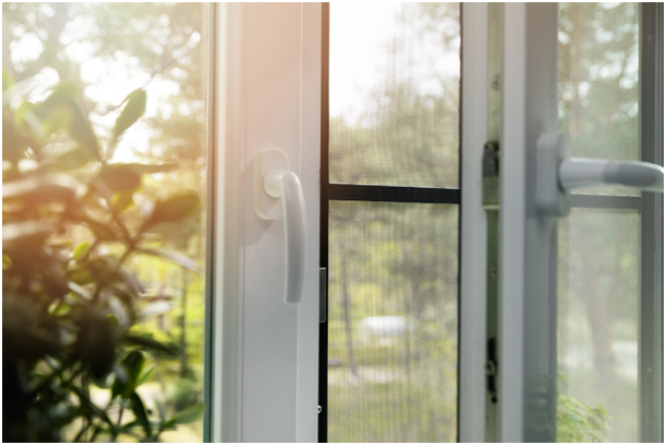 PVC-Fenster mit Fliegengitter.