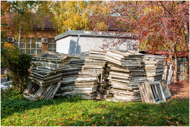 Alte, hochgestapelte Holzrahmen