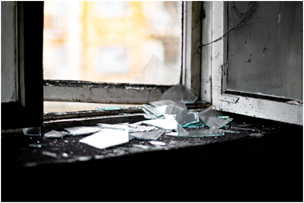 Alter Holzrahmen mit zerbrochenem Fensterglas