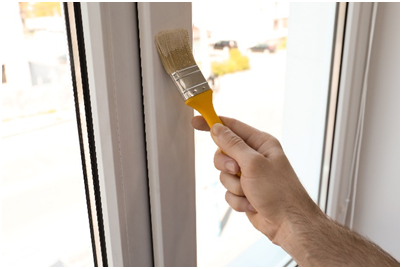 Es mag kompliziert klingen, die Fensterrahmen neu zu streichen - dabei ist es gar nicht so schwer 