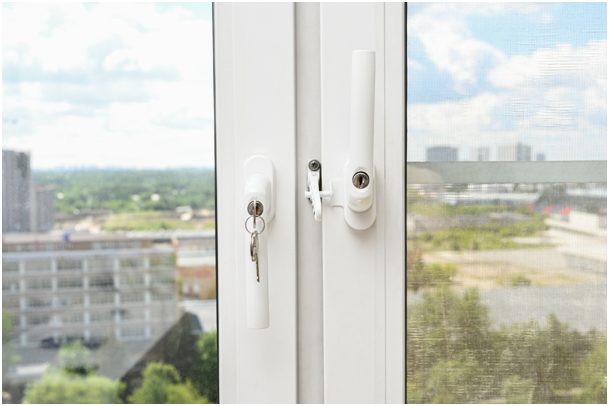 Abschlie&szlig;bare Fenstergriffe mit einem Schl&uuml;ssel im Schloss