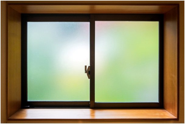 Geschlossenes Fenster mit blickdichter Fensterfolie