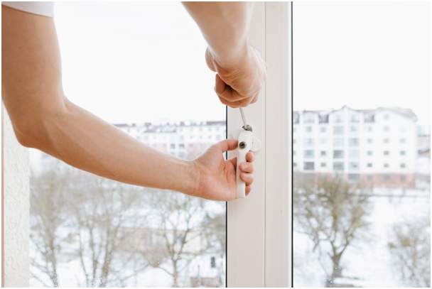 Mann installiert und &uuml;berpr&uuml;ft abschlie&szlig;baren Fenstergriff