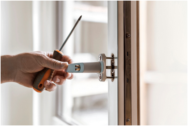 Fenstergriff wird aufgeschraubt.