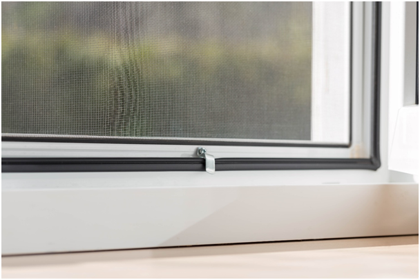 Foto eines angebrachten Fliegengitters bei geöffnetem Fenster