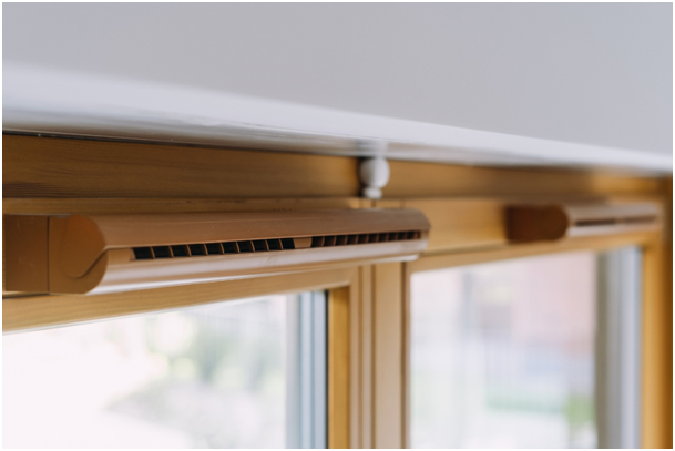 Eingebauter Fensterlüfter in einem Holzfensterrahmen