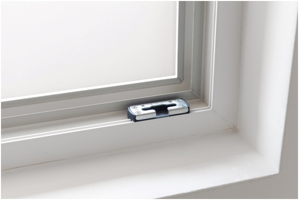 Nahaufnahme eines Sicherheitsbeschlags an einem Fenster