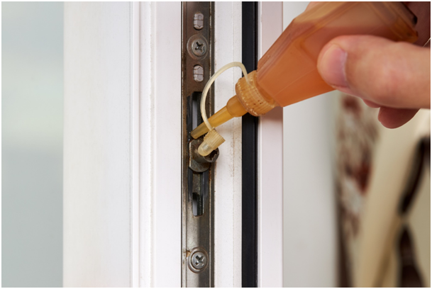 Fensterbeschlag wird ge&ouml;lt