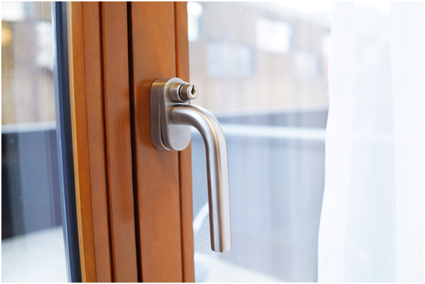 Geschlossenes Fenster mit abschlie&szlig;barem Fenstergriff
