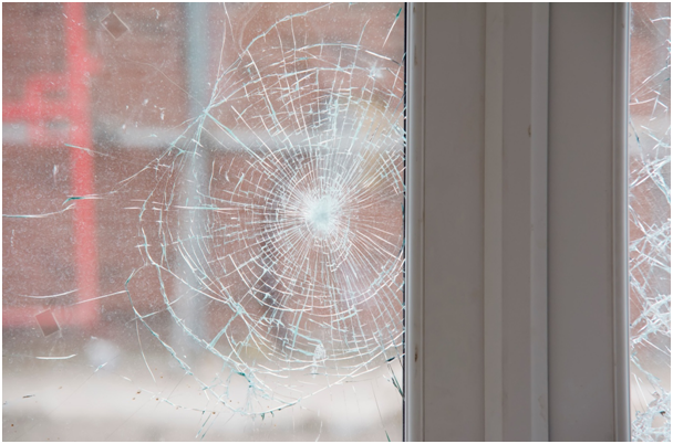 Zerbrochene Fensterscheibe mit kreisf&ouml;rmigem Einschlagmuster