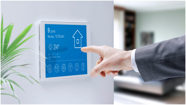Person bedient ein modernes Smart-Home-Bedienfeld