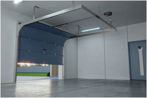 Innenansicht einer Garage mit elektrisch betriebenem, halb ge&ouml;ffnetem Sektionaltor