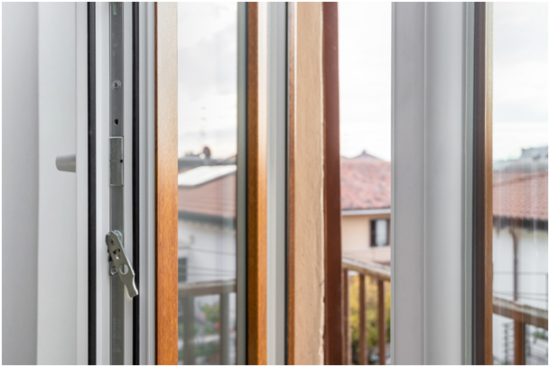 Innenansicht eines ge&ouml;ffneten Holz-Alu-Fensters mit Blick auf Balkon und Nachbarh&auml;user