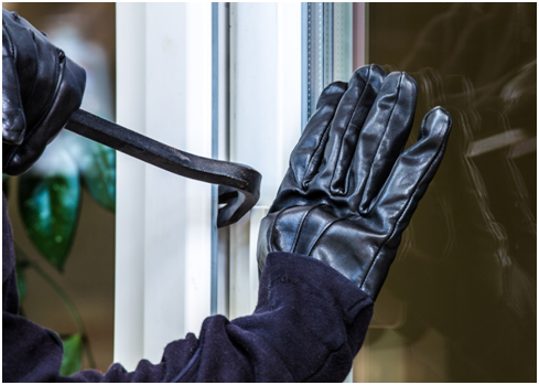 Alt-Attribut: Person mit Brecheisen versucht, ein Fenster aufzuhebeln