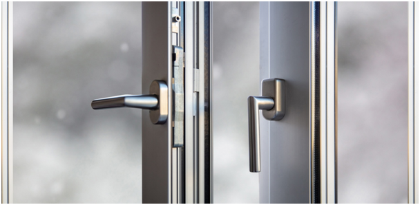 Ge&ouml;ffnetes Fenster mit Griff und Rahmen aus Aluminium