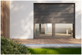 Modernes Haus mit Fenster und Rollladen, die halb heruntergelassen sind.