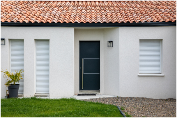 Haus mit drei geschlossenen Rolll&auml;den