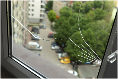 Riss im Fensterglas eines Kunststofffensters