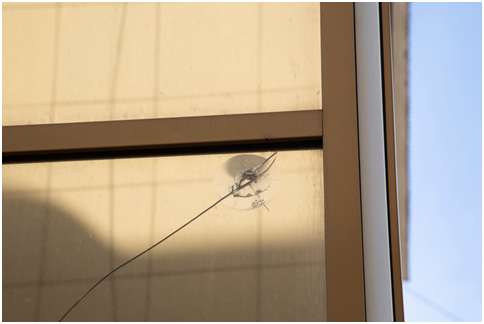 Transparente Schutzfolie auf gerissener Fensterscheibe als Notl&ouml;sung