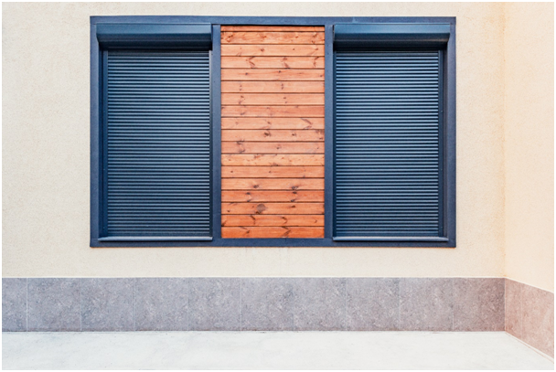 Zwei Fenster mit Rolladenkasten