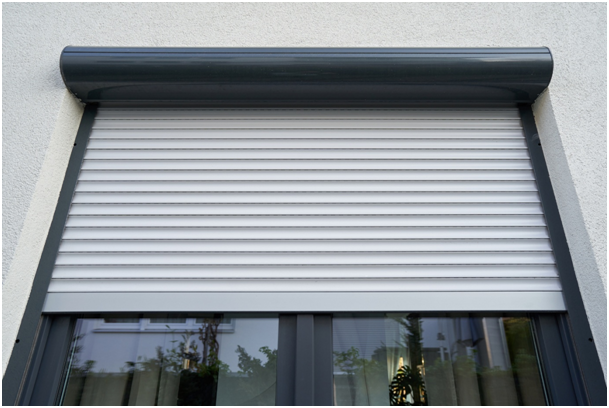 Au&szlig;en montierter Rollladenkasten am Fenster mit halb heruntergelassenem Rollladen