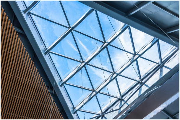 Dreieckartiges Fenster im Dach l&auml;sst Tageslicht in den Innenraum