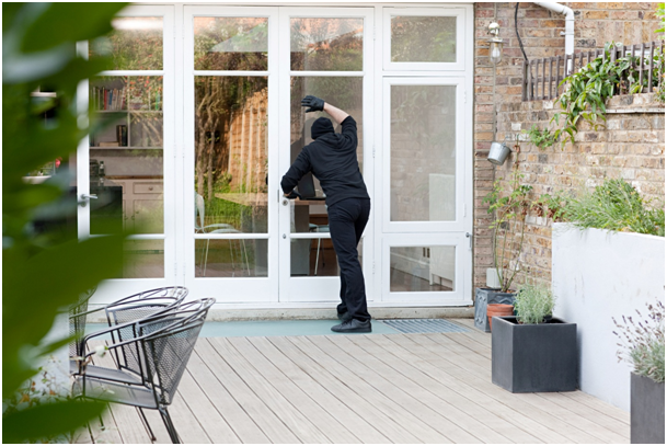 Einbrecher versucht, &uuml;ber eine Terrassent&uuml;r in ein Wohnhaus zu gelangen
