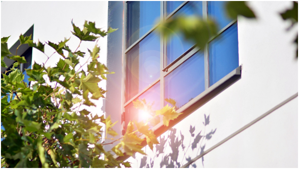 Sonnenlicht scheint auf eine &auml;u&szlig;ere Fensterfl&auml;che