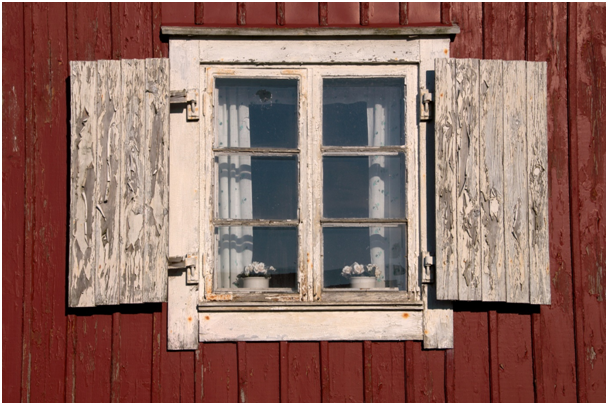 Altes Fenster mit wei&szlig;em Holzrahmen.
