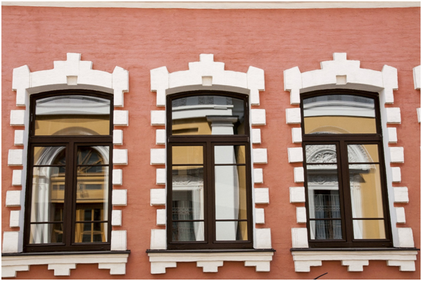 Außenfassade einer Altbauwohnung mit drei Fenstern und Fensterverzierung