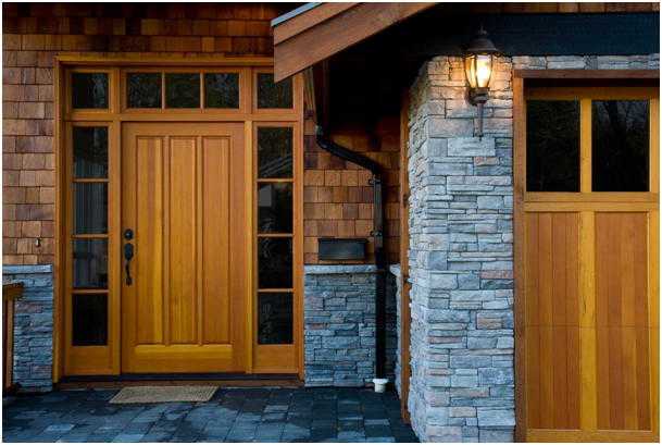 Nebeneingangst&uuml;r aus Holz.