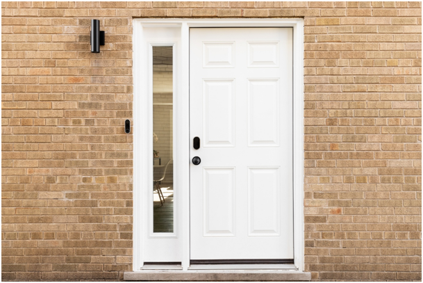 Kunststoff-Nebeneingangst&uuml;r in Wei&szlig;.