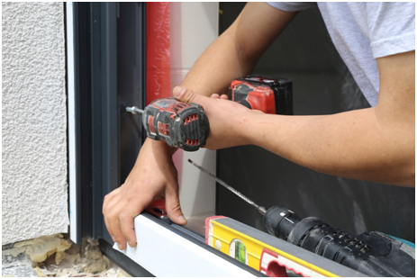 Ein Arbeiter installiert ein neues Fenster