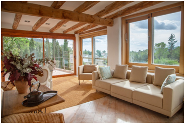 Holzfenster und bodentiefe Holztüren in einem Wohnzimmer