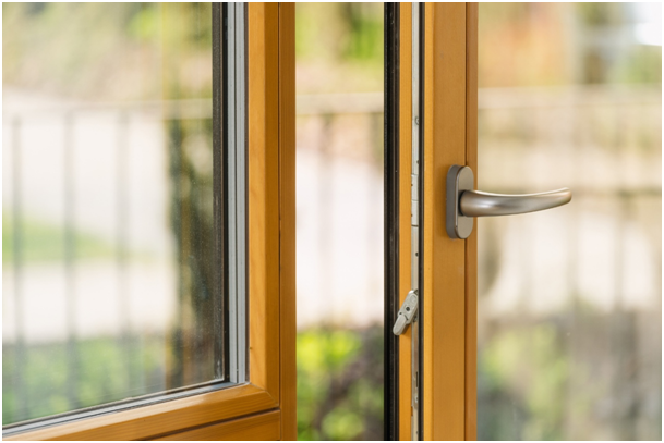 Geöffnetes Holzfenster.