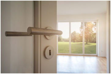 Tür zu modernem Wohnzimmer mit Blick zum Garten