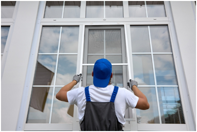 Montage eines weißen Kunststofffensters durch Handwerker