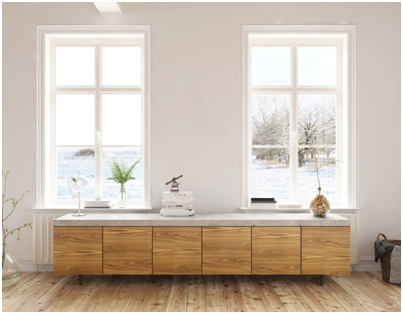Zwei große weiße Fenster mit schöner Aussicht in die Natur