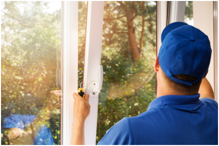 Ein Monteur installiert ein neues PVC-Fenster