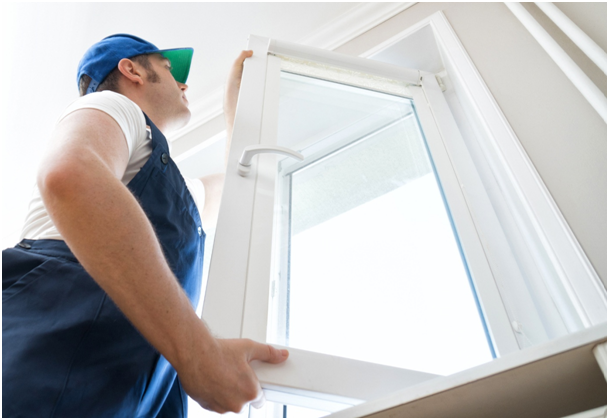 Handwerker montiert ein Kunststofffenster