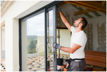 Handwerker beim Einbau einer Schiebetür