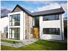 Modernes zweistöckiges Haus mit weißer Fassade, großen Fenstern und Naturstein-Elementen