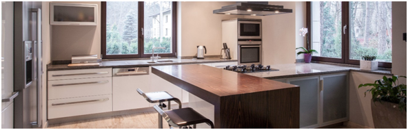 Moderne, stilvolle Küche im minimalistischen Design mit passenden Einbaufenstern.