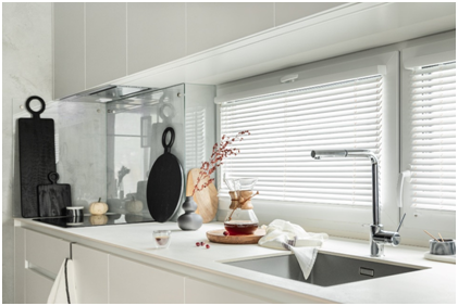 Einbaufenster mit individuellen Maßen für ein modernes, weißes Kücheninterieur.