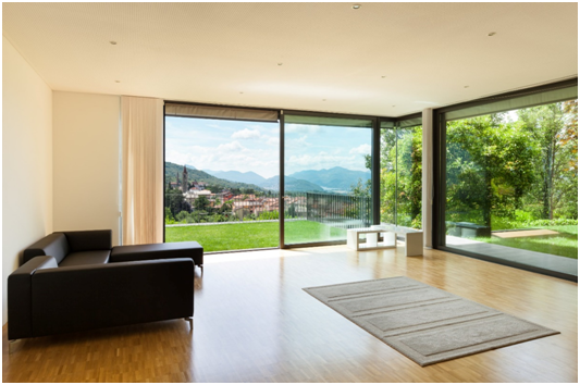 Modernes Wohnzimmer mit großer Fensterfront aus Alu-Fenstern.