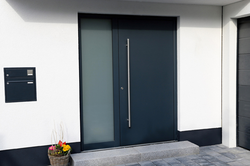 Foto einer Standard-Haustür mit Seitenteil mit Milchglas