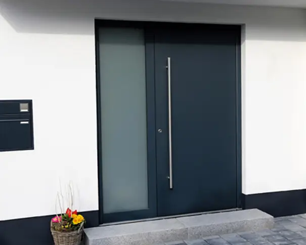 Foto einer Standard-Haustür mit Seitenteil mit Milchglas