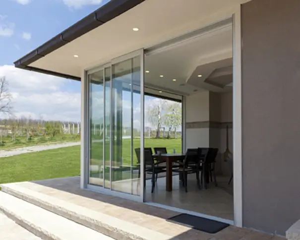 Foto einer modernen Schiebe-Terrassentür, die auf einen Garten und in ein modernes Esszimmer führt