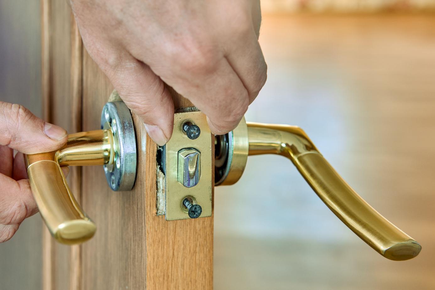 Einbau eines Türschlosses mit Messinggriff in eine Holztür