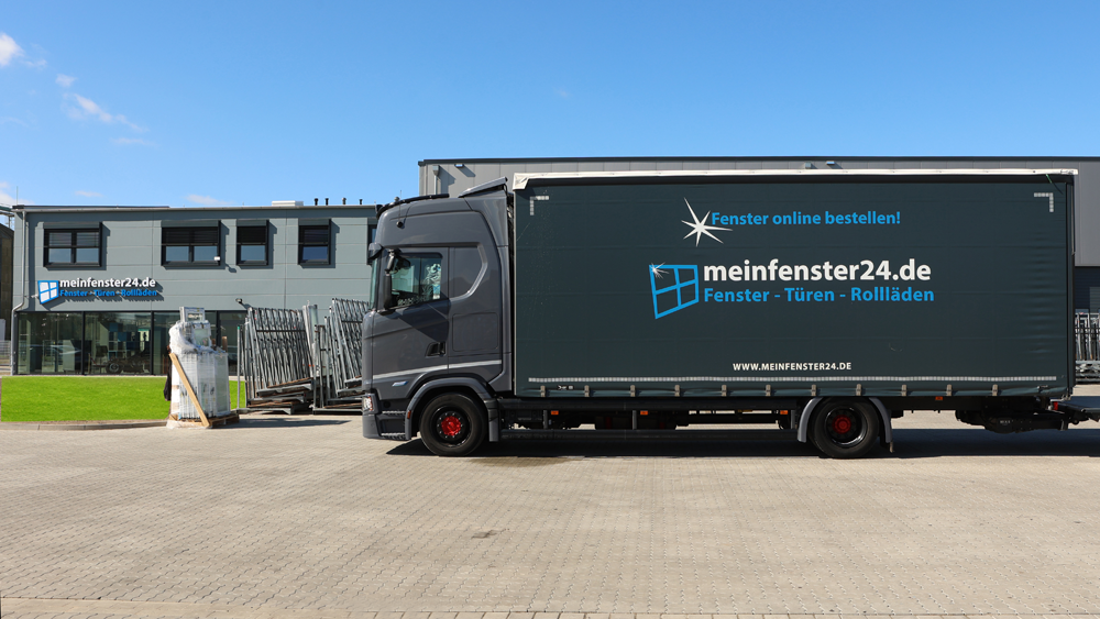 Foto von einem meinfenster24-LKW vor dem Firmensitz und Lager von meinfenster24 in Apensen